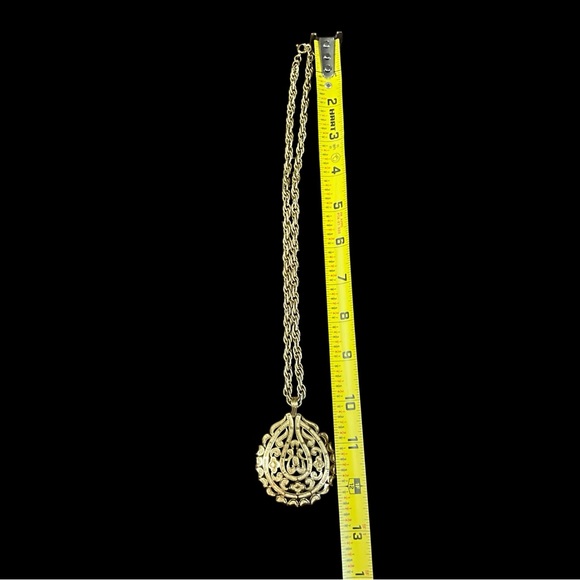 Trifari Crown Gold Toned Medallion Pendant Necklace L’Orient Collection - Picture 12 of 13